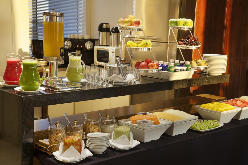 Hotel Windsor Plaza Brasilia Esterno foto A breakfast buffet