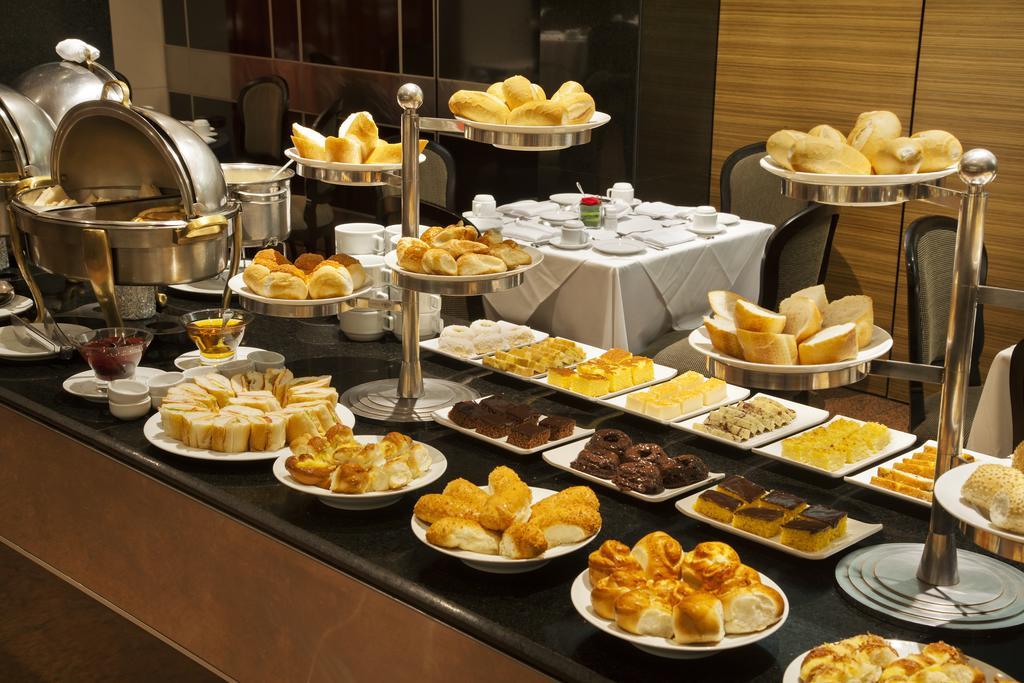 Hotel Windsor Plaza Brasilia Esterno foto A dessert buffet